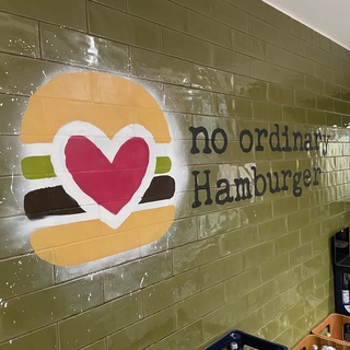 Lackierte Wand  mit einem Hamburgermotiv mit einer Malerschablone