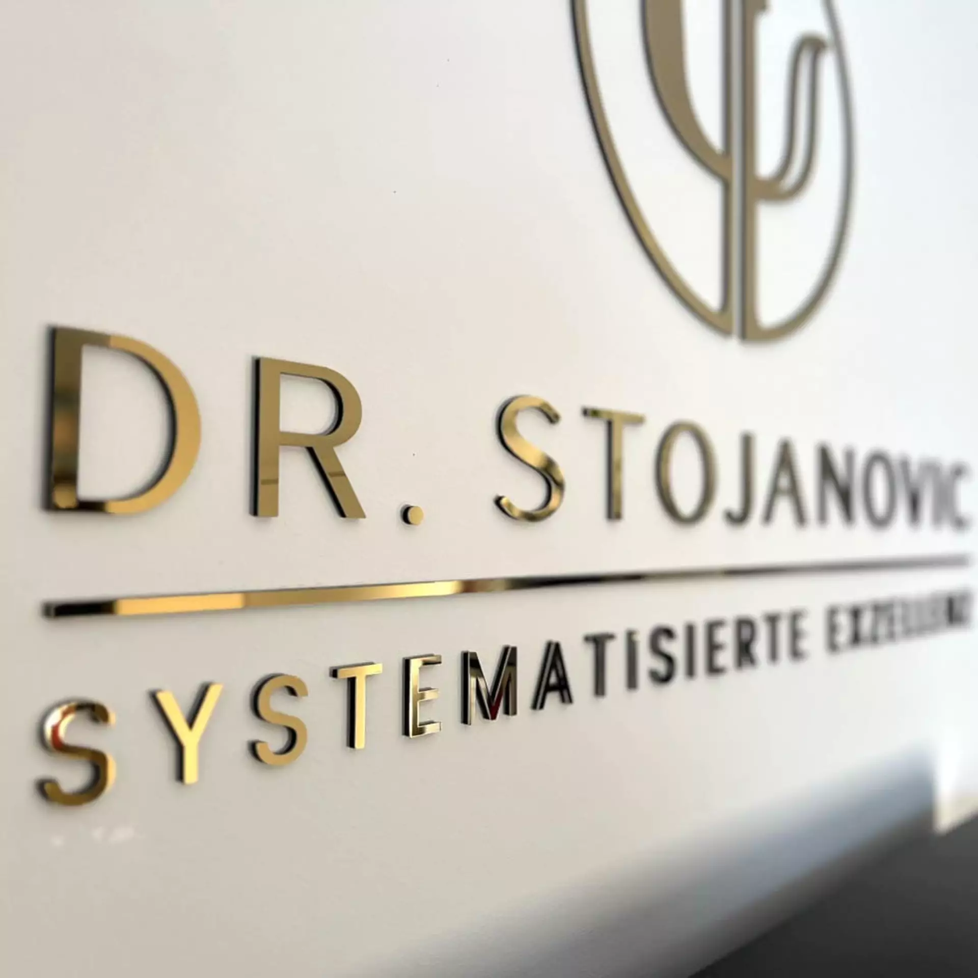 Materialkombination logo - gold polished on acryl