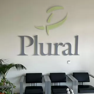 Plexiglas Logo Plural in Grau direkt online bestellen