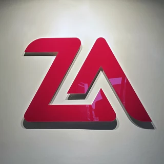 Frontansicht von 3D Logo invdividuell zugeschnitten. ZA