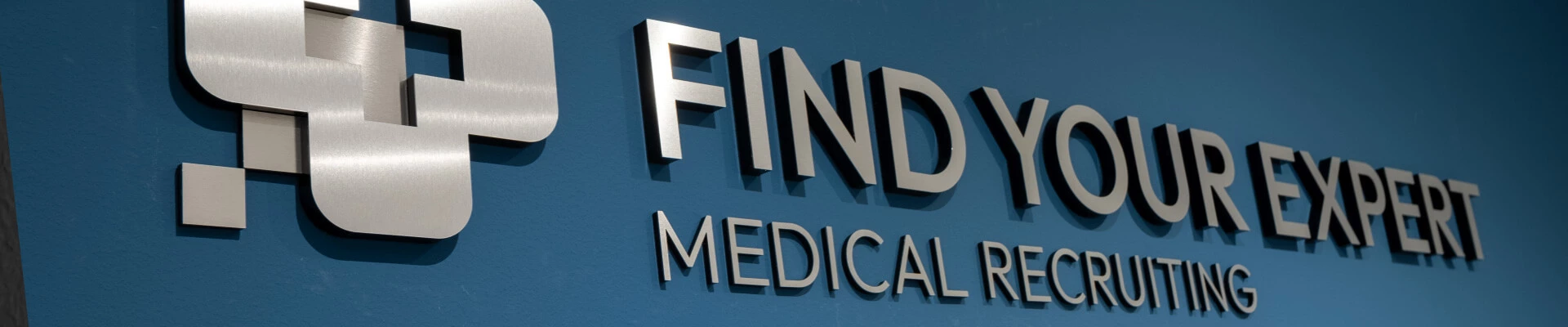 3D Buchstaben aus geschliffenem Edelstahl und schwarzem Acrylträger