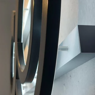 Seitenansicht eines lackierten LED Logos in RAL.