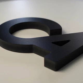 3D Buchstaben aus Hartschaum in 19 mm Stärke aus schwarzem Material