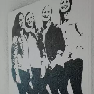 Das Bild von vier Frauen als Stencil aufbereitet zu einer Graffiti-Schablone