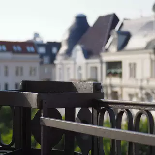 [Translate to English:] Ausblick von Balkon in Innenhof