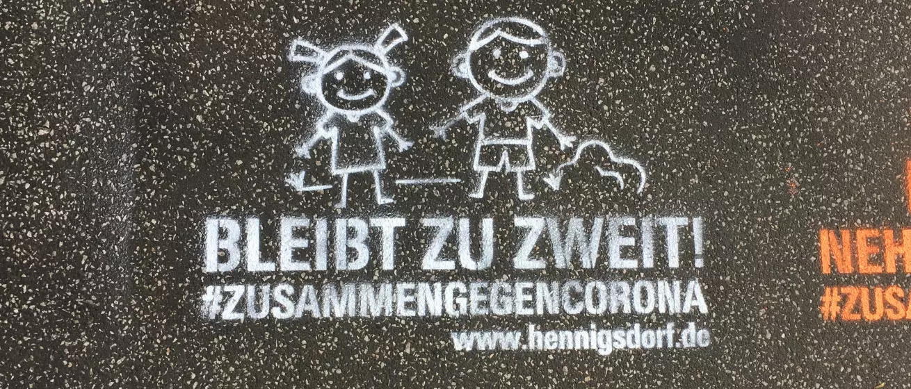 Kreidespray auf Gehweg