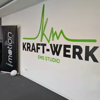 Fitnessstudio brandig mit einer Malerschablone mehrfarbit ausgeführt