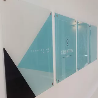 Acrylglasschild als Dekoration im Büro mit verschieden Farben