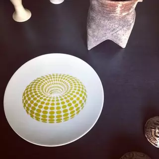 Einer Backschablone zum Erzeugen eines Torus auf einem Teller