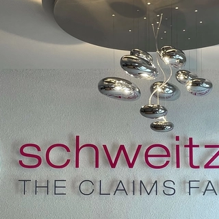 Individuell zugeschnittenes Acrylglas Logo "schweitzer" mit Bolzen zum verkleben 