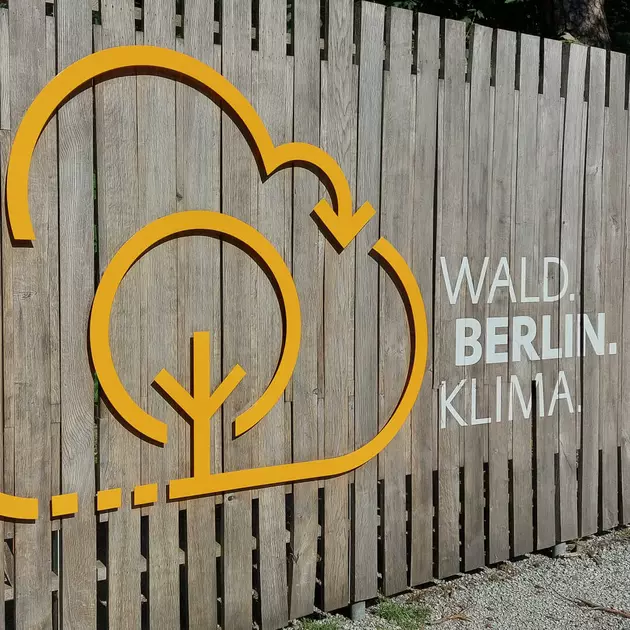 Metallschablone wird an Wand gehalten