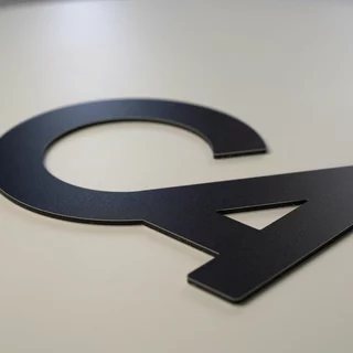 3D Zuschnitt aus Aluminiumverbund in schwarz 