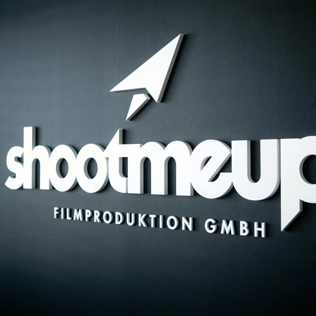 3D Buchstabe wird an Wand montiert