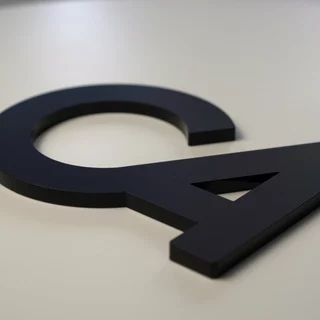 8 mm Acrylglasbuchstaben mit matter Oberfläche  