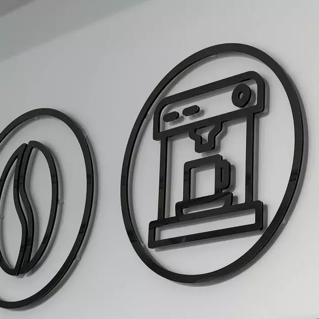 3D Buchstabe wird an Wand montiert