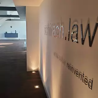 Ein Korridor mit einem von unten beleuchtetem Acrylglas Logo mit Schatteneffekt