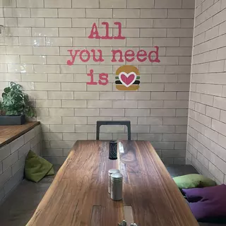 Lackierschablone für die Wand verwendet um ein Restaurant zu dekorieren