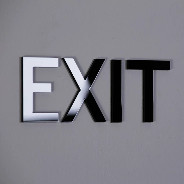 Schwarzes, glänzendes Acryllogo an der Wand