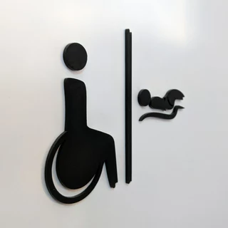 Individuelles Toilettenschild zugeschnitten aus Acrylglas und direkt an der Wand verklebt