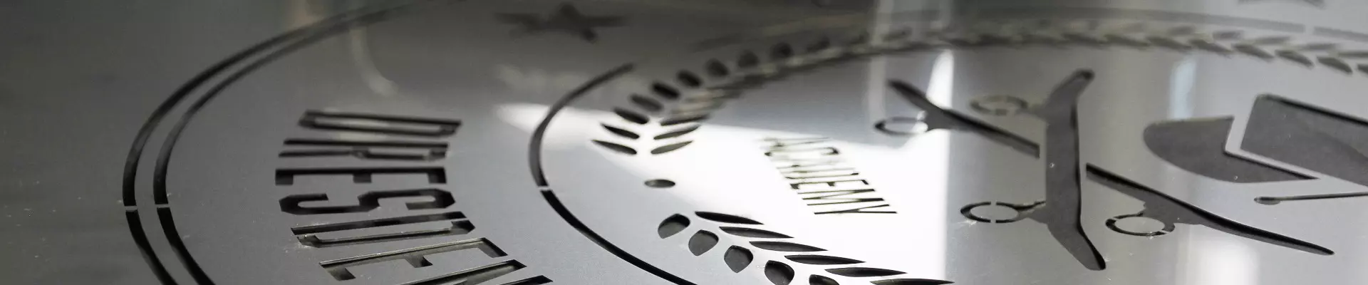 Metallschablone mit ausgeschnittenem Logo
