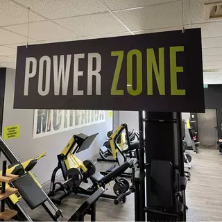 Bedruckte Acrylglasbuchstaben auf einem Leitschild in einem Fitnessstudio