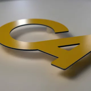 Buchstaben aus Aluminiumverbund mit Abstandshaltern in gelb