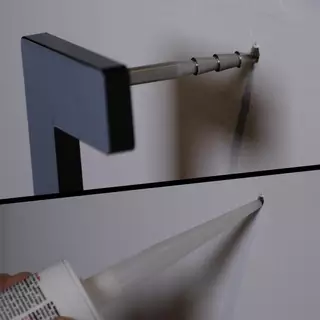 3D Buchstabe aus Acrylglas wird in Wand verklebt