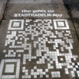 QR Code Sprühschablone auf Betonplatte gesprayed