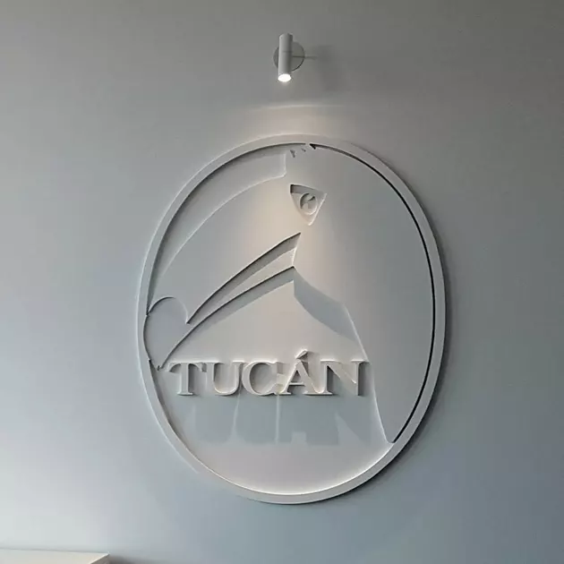 3D Buchstabe wird an Wand montiert