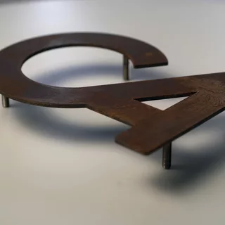 Firmenlogo aus Cortenstahl mit rückseitig angebrachten Gewindebolzen 