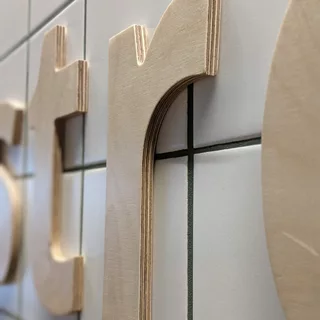 Laminiertes Holz, individuell gestaltet und direkt auf einer Wand verklebt