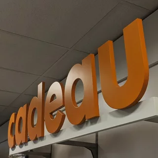 Cadeau Logo in individuellem RAL Ton (orange) lackiert für einen Einkaufsladen