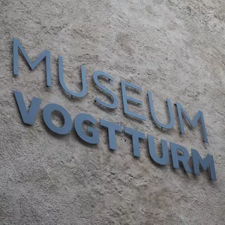 3D Buchstaben aus Aluminiumverbund in grau zur Beschriftung von einem Museum im Außenbereich