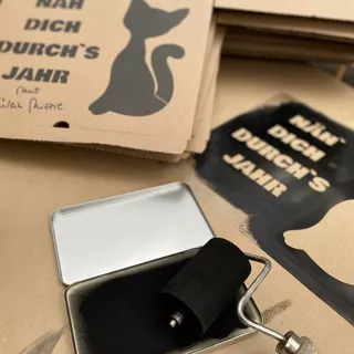  Simple marking of cardboard boxes with a plastic template and a marking set