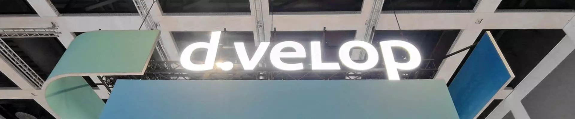 weißes Logo aus Acrylglas