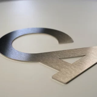 Aluminium geschliffen als individueller Zuschnitt für Firmenkunden und Privatkunden