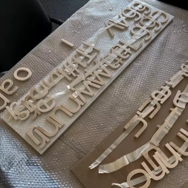 Logo mit Internetadresse an Wand gesprüht