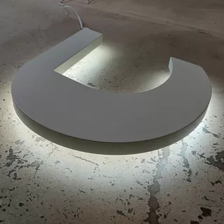 Hinterleuchtestes LED Logoelement mit einer neutralweißen Lichtfarbe