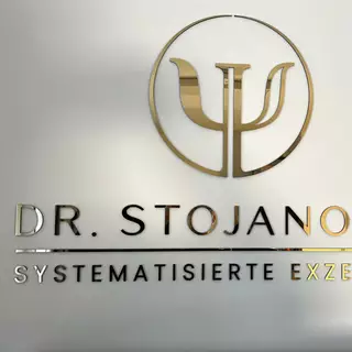 3D-Buchstaben und Logo aus gold poliertem Edelstahl auf Acrylglas, selbstklebend montiert.