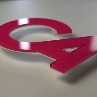 Klarglas mit rückseitigem Digitaldruck und eine weißen Deckschicht aus Acrylglas 