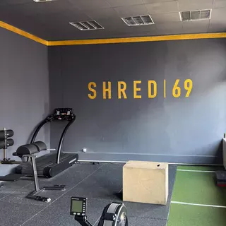 Wandbeschriftung in einem Fitnessstudio dank individuell gestaltbaere Malerschablone