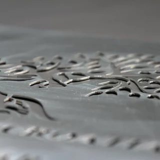 Präzise gefertigte Metallschablone mit detailliertem Design, ideal für wiederholbare und genaue Markierungen oder Muster auf verschiedenen Oberflächen.