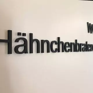 3D-Buchstaben aus schwarzem Acrylglas