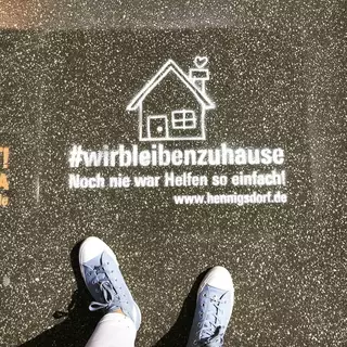 Bodenschablonen Anwendung #wirbleibenzuhause, mit Kreidespray aufgebracht