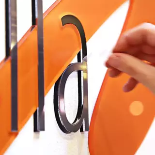 Schutzfolie abziehen von 3D-Acrylglas Buchstaben