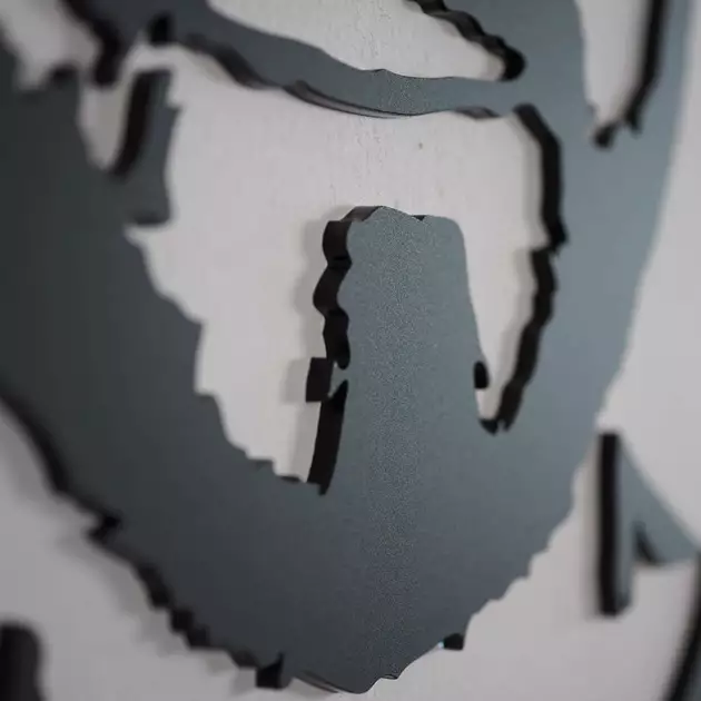 Schwarzes, glänzendes Acryllogo an der Wand