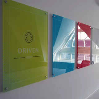 Signs printed with motivational sayings individually designed from acrylic glass