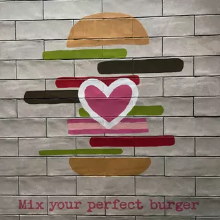 Ein Burgerbild an der Wand eines Restaurants mit einer Lackierschablone