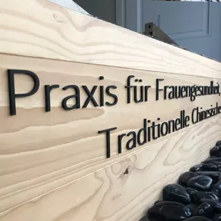 Schwarzes Acrylglas verklebt auf Holz, eine elegante Kombination für stilvolle und moderne Oberflächen in Innenausstattung, Möbeldesign und Dekorprojekten.