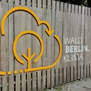 Aluminiumverbund Logo im Außenbereich verklebt auf Holz 